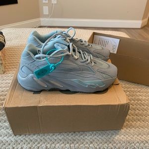 Addidas Yeezy Boost 700